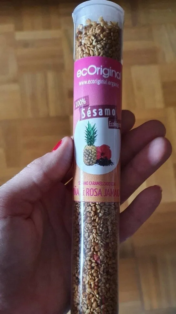 SÉSAMO CARAMELIZADO CON PIÑA & ROSA JAMAICA