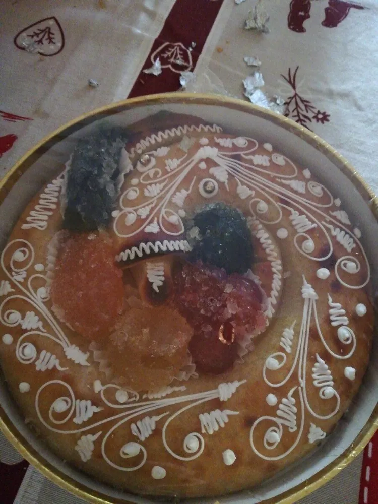 Anguila de mazapán relleno de yema