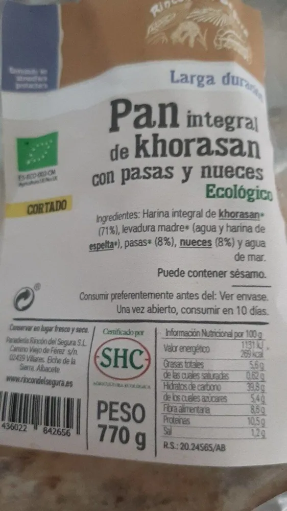 Pan integral de khorasan con pasas y nueces