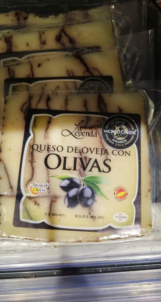 Queso de oveja con olivas espana