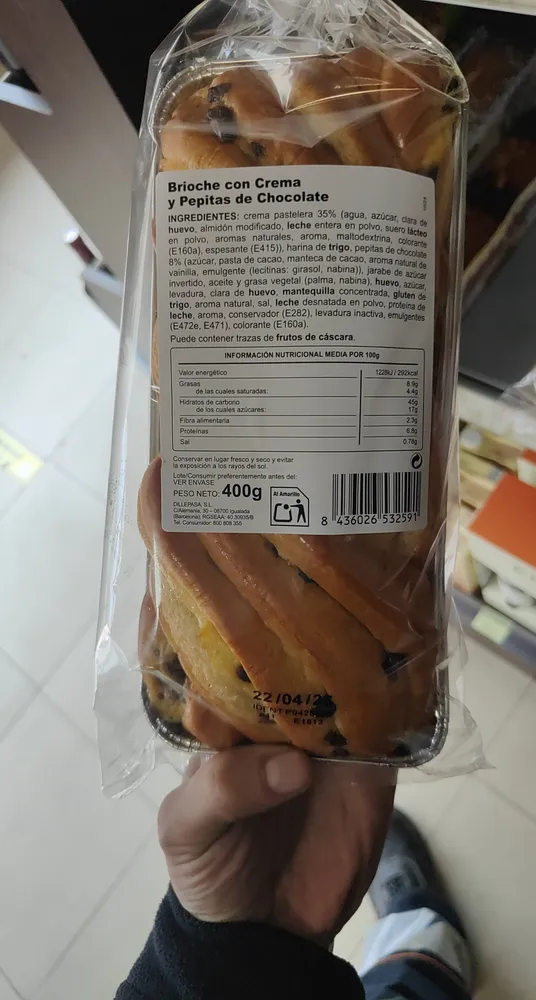 Brioche con crema y pepitas de chocolate