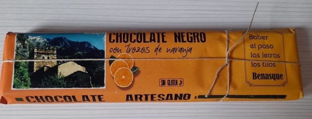 Chocolate negro con trozos de naranja