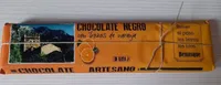 Chocolate negro con trozos de naranja