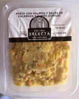 Pasta con salmon y salsa de calabaza y queso curado