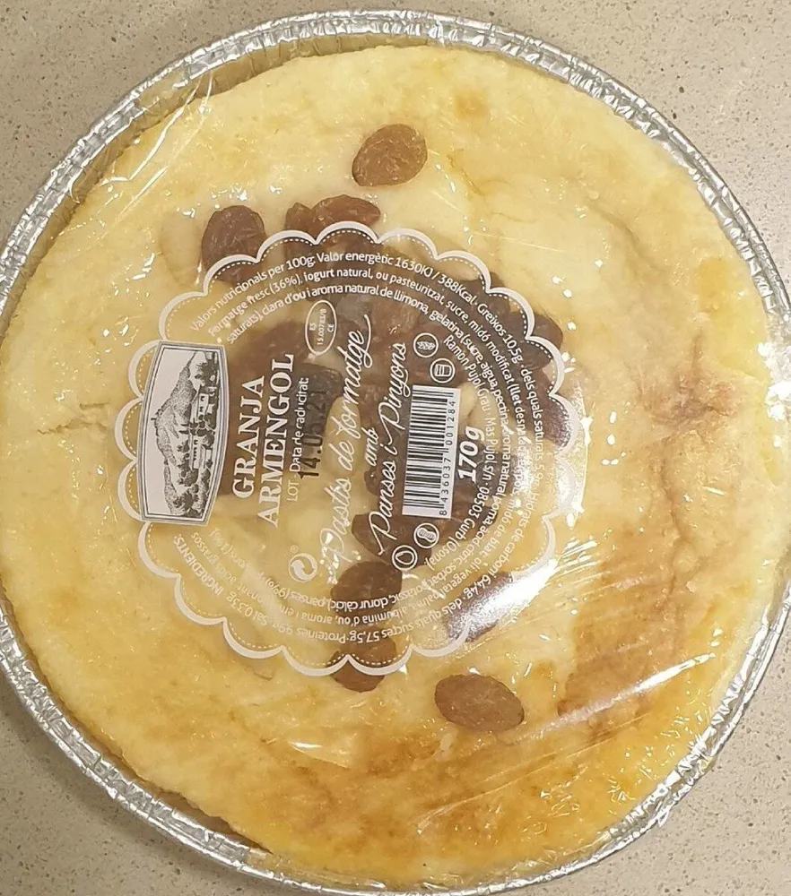Pastel de queso con pasas y piñones