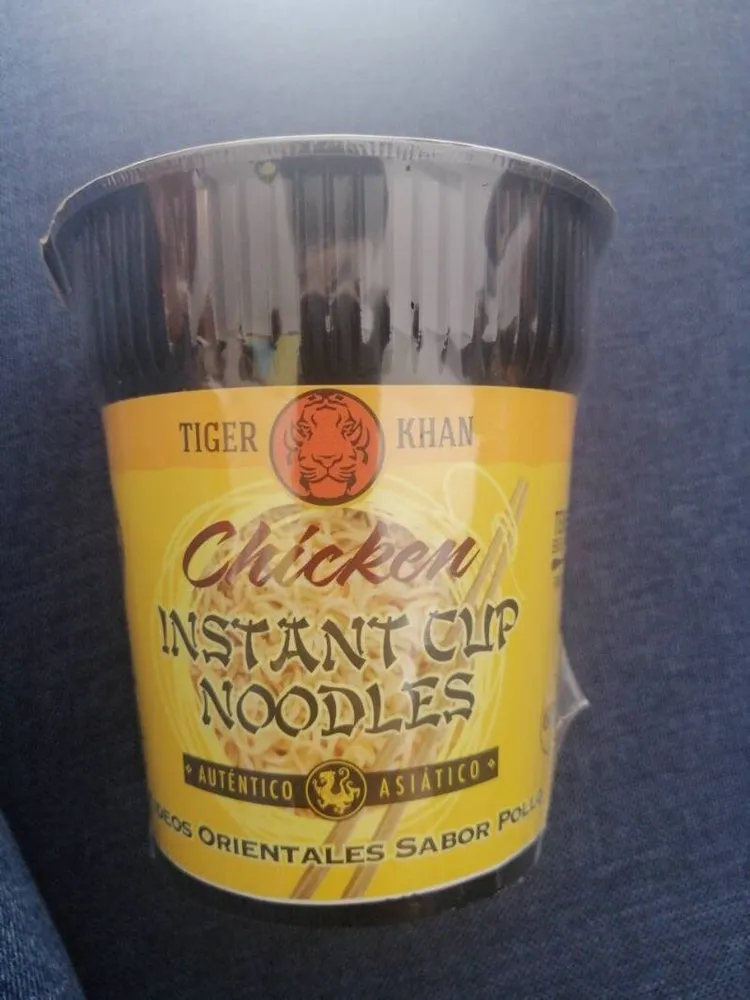 Chicken instant cup noodles