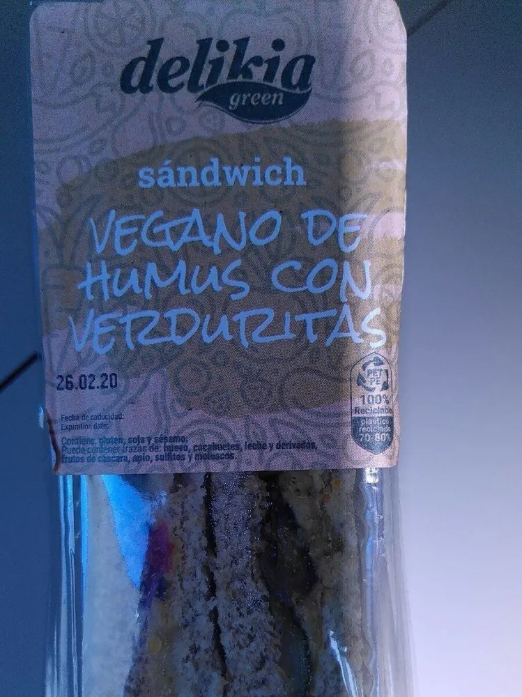 sandwich vegano de humus con verduritas