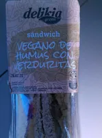 sandwich vegano de humus con verduritas