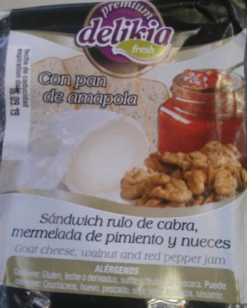 Sandwich rulo de cabra, mermelada de pimiento y nueces