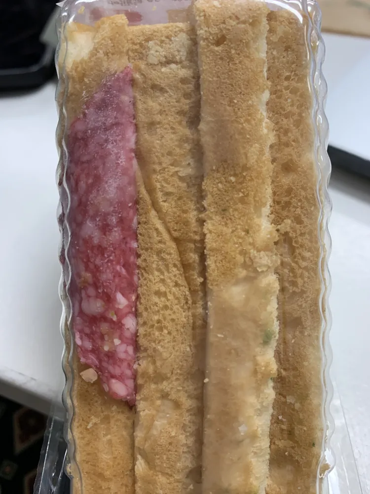 Sándwich mozzarella and pesto salami
