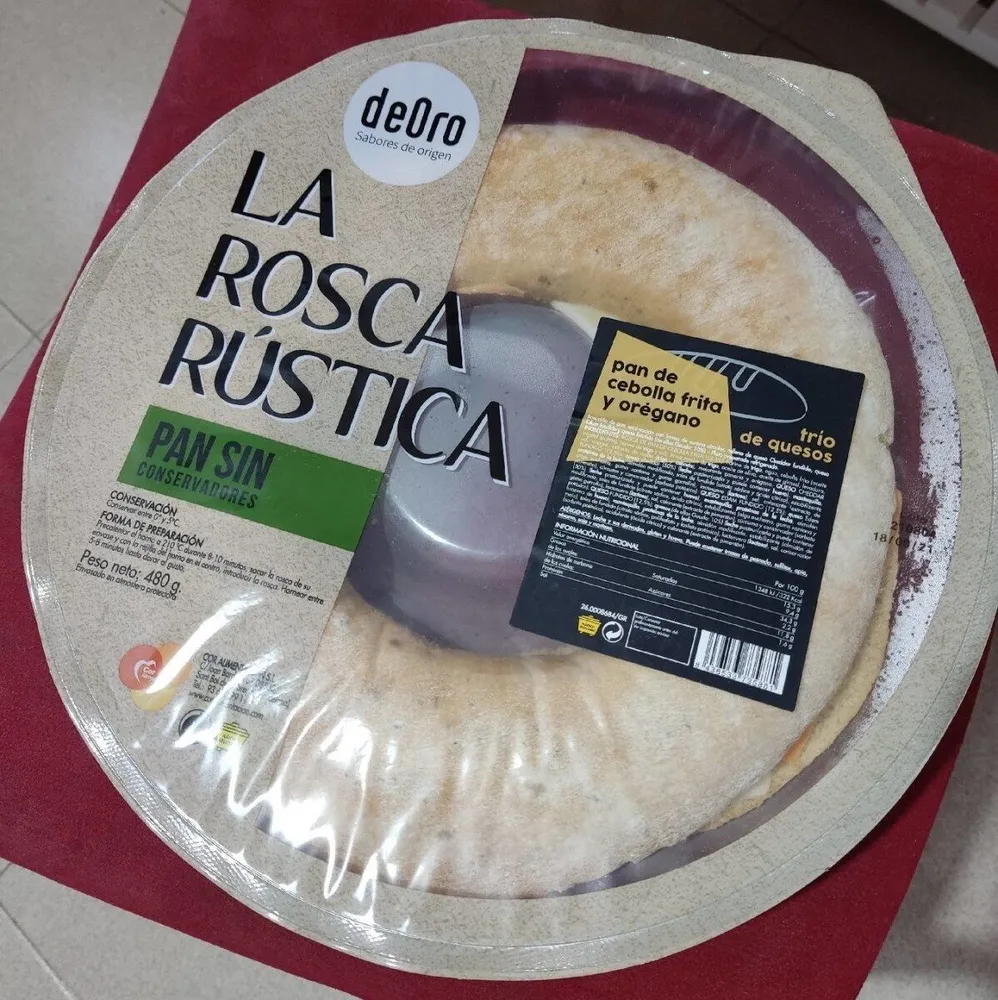 Pan de cebolla frita y orégano, trío de quesos