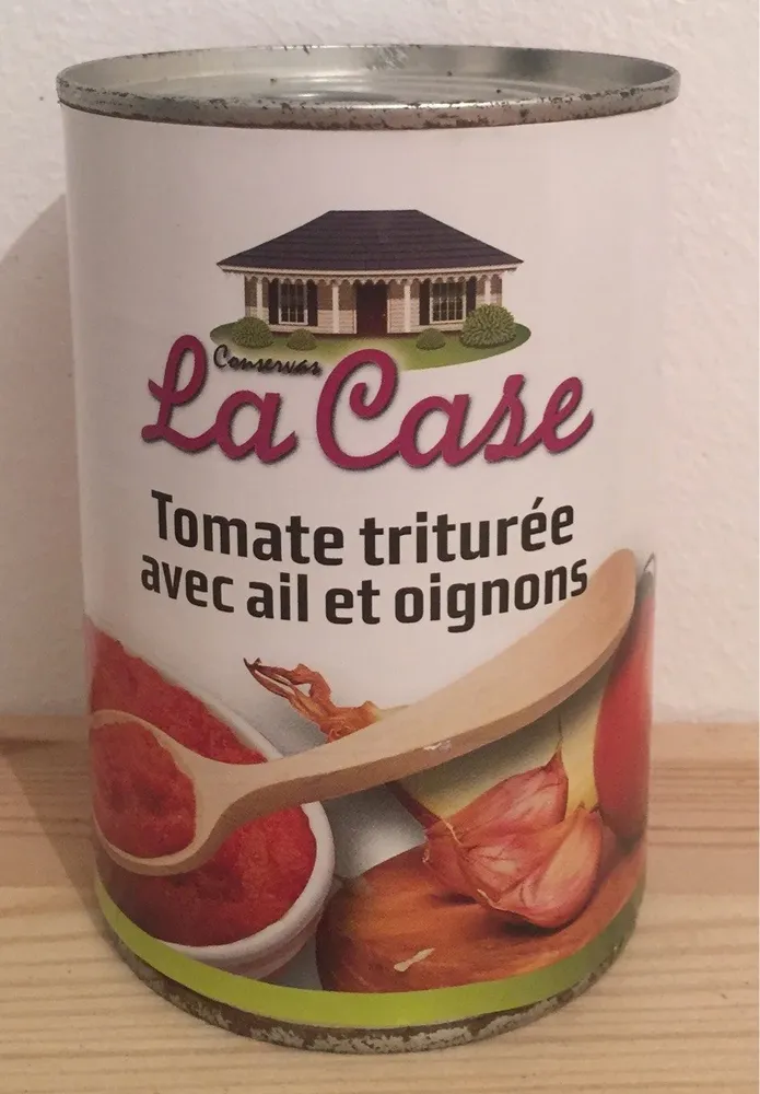 Tomate triturée avec ail et oignons