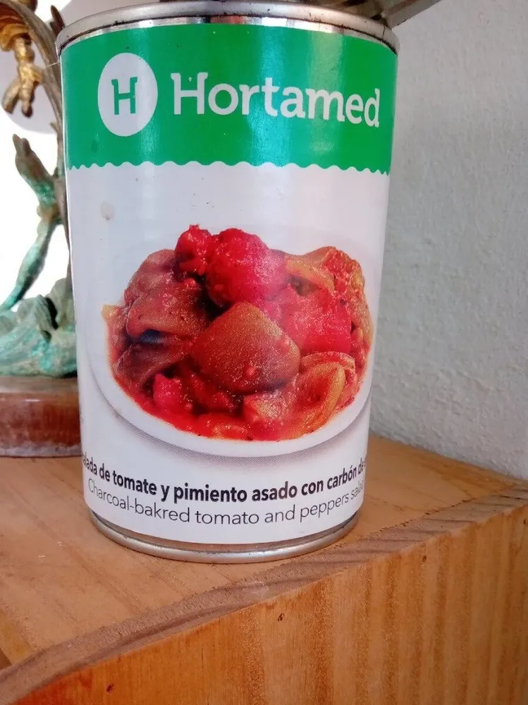 Ensalada de tomate y pimiento asado con carbón de encina