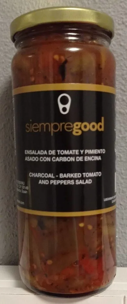 Ensalada de tomate y pimiento asado con carbón de encina
