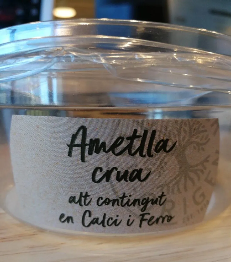 Almendra cruda con piel
