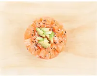 Tartar de salmón con aguacate, cebollino, pimienta y semillas de sésamo sobre base de arroz