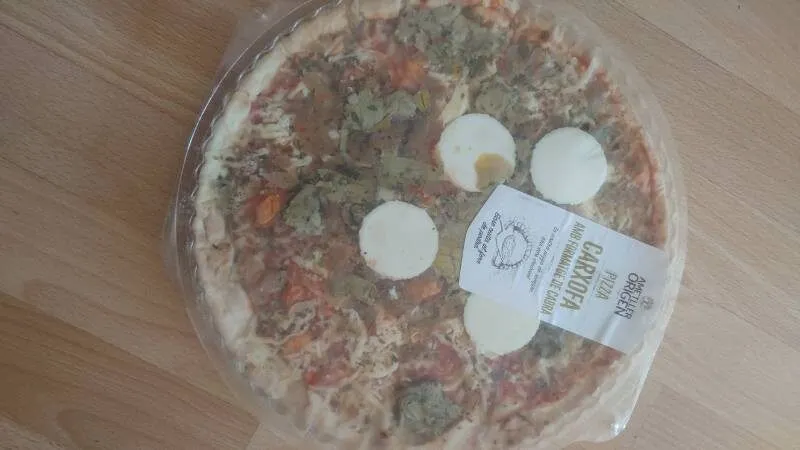 Pizza fresca de alcachofa y queso de cabra