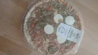 Pizza fresca de alcachofa y queso de cabra