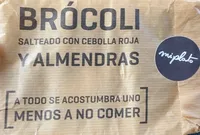 Brócoli salteado con cebolla roja y almendras