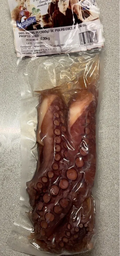 Dos patas de pulpo cocido en su propio jugo