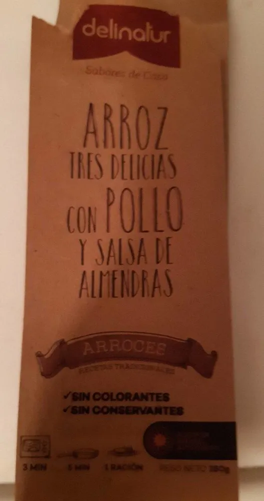 Arroz 3 delicias con pollo y salsa de almendras