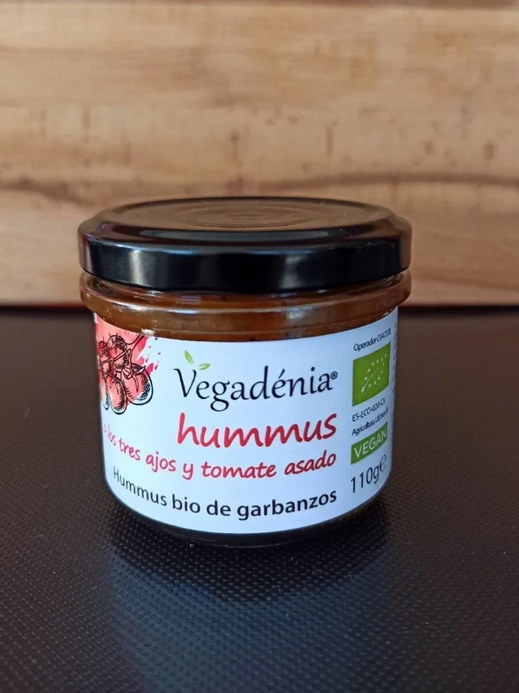 Hummus a los tres ajos y tomate asado