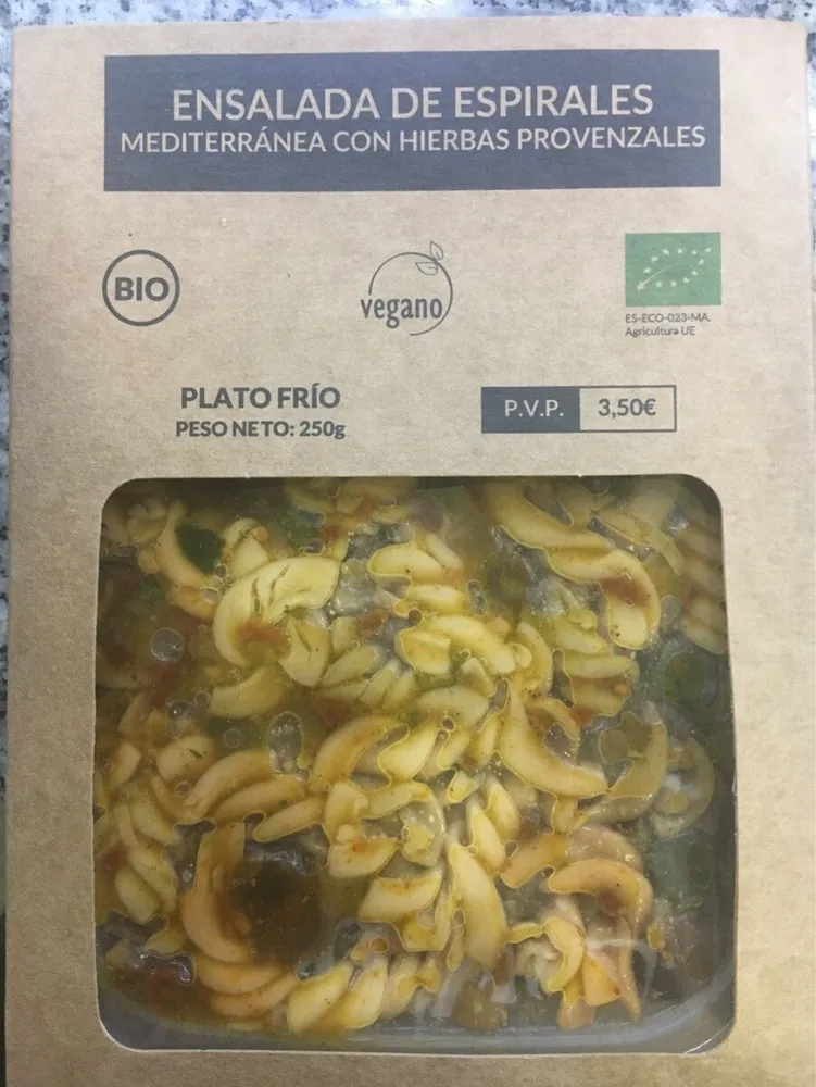 Ensalda de espirales mediterránea con hierbas provenzales