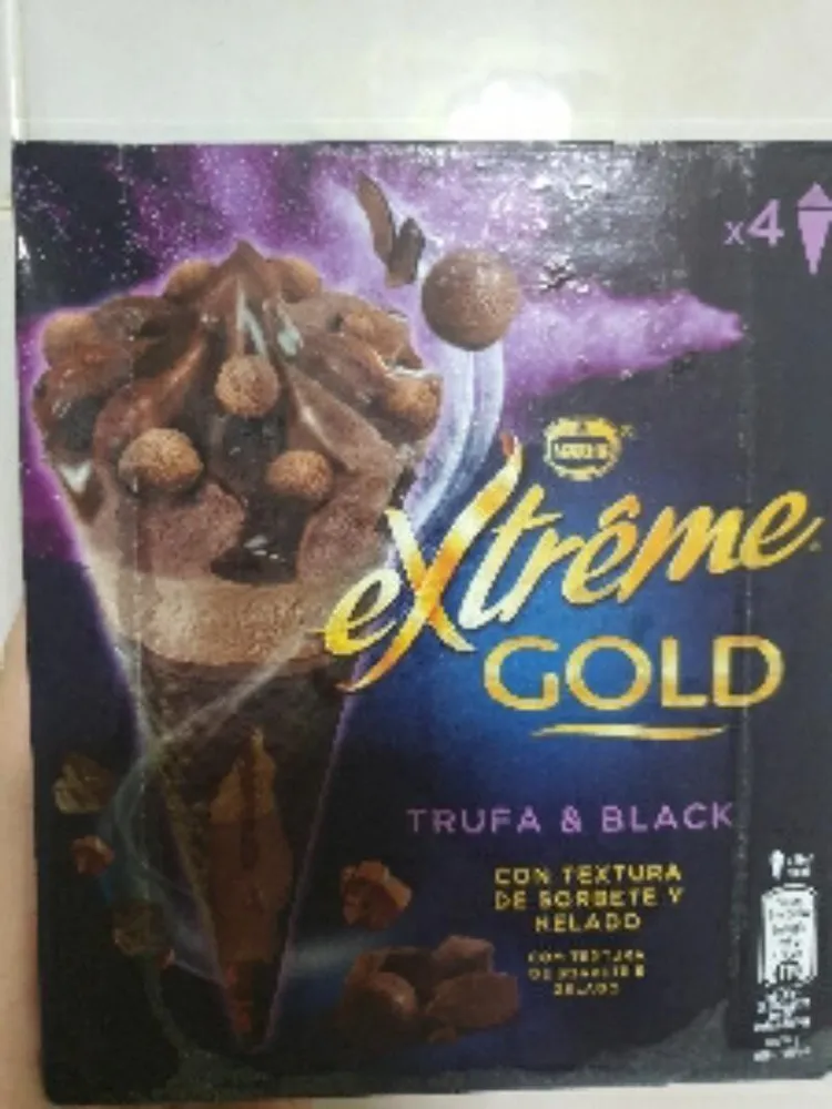 Cono de helado sabor a trufa con salsa de cacao