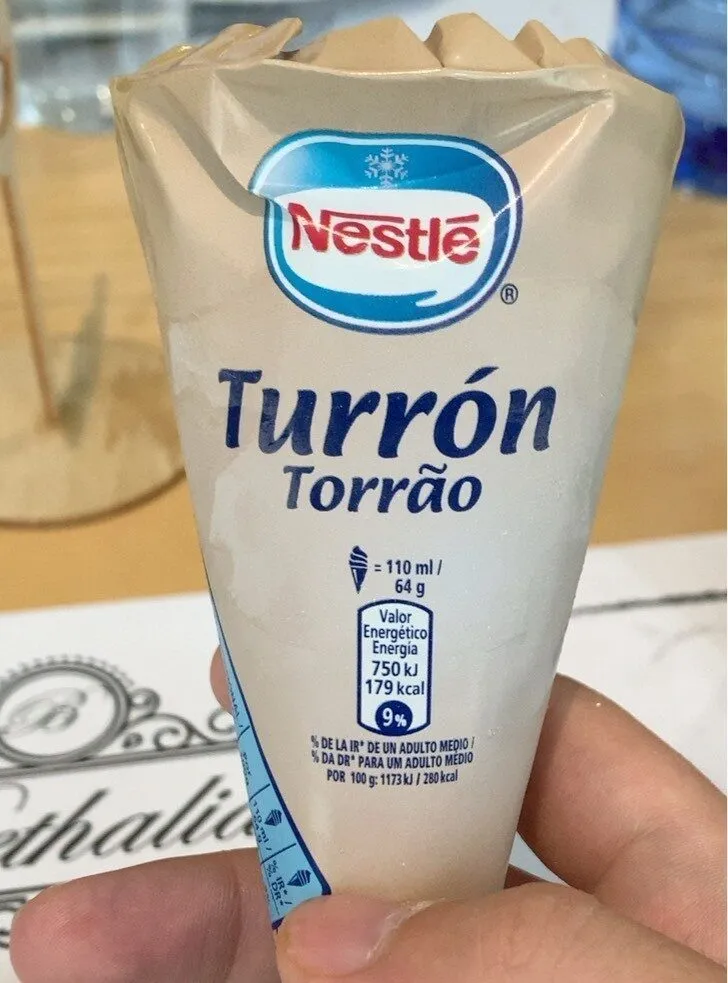 Helado sabor a turrón con barquillo