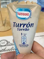 Helado sabor a turrón con barquillo