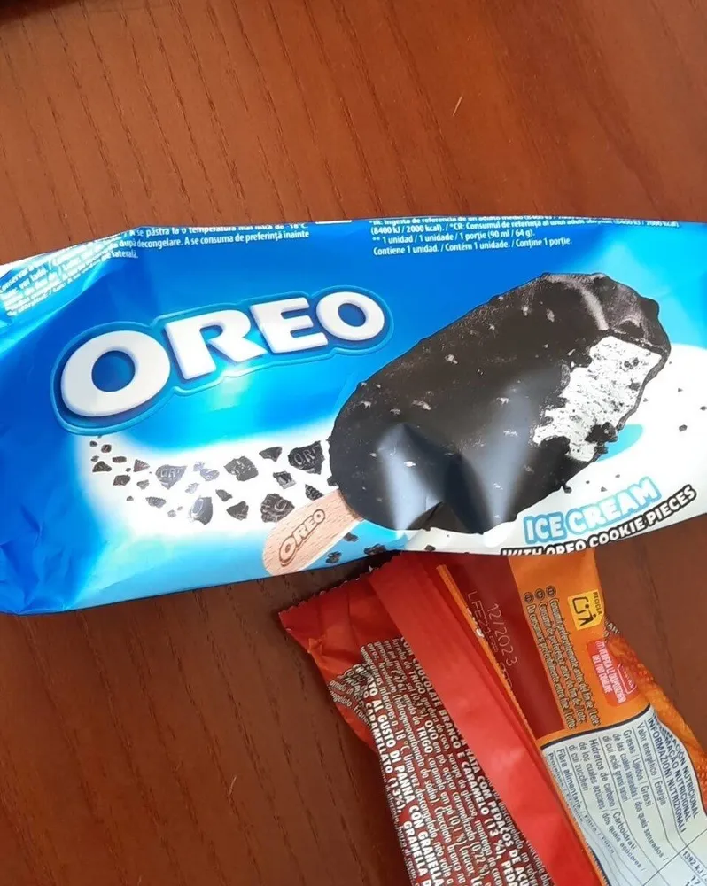Ice cream with oreo cookie pieces