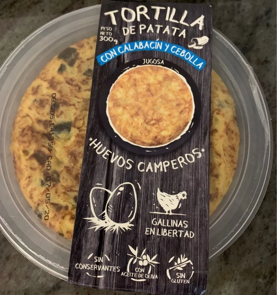 Tortilla de patata con calabacin y cebolla, huevos camperos