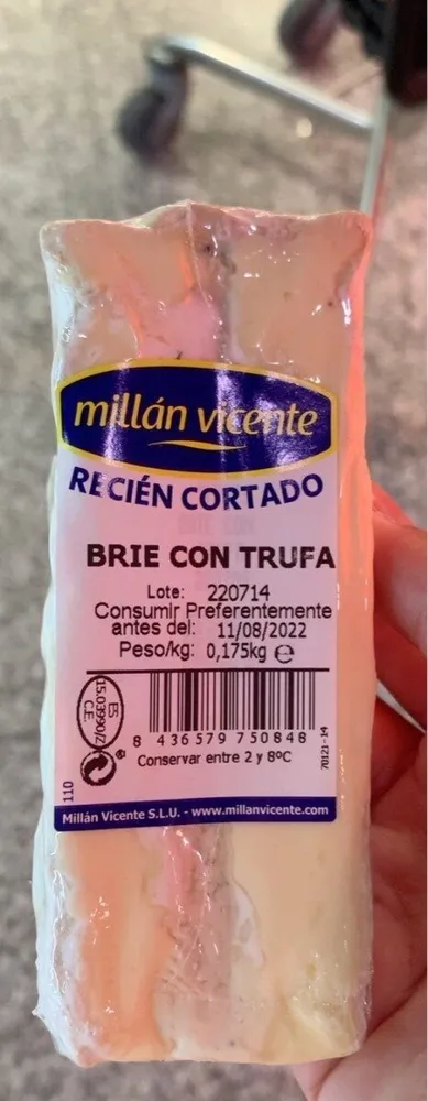 brie con trufa  recién cortado