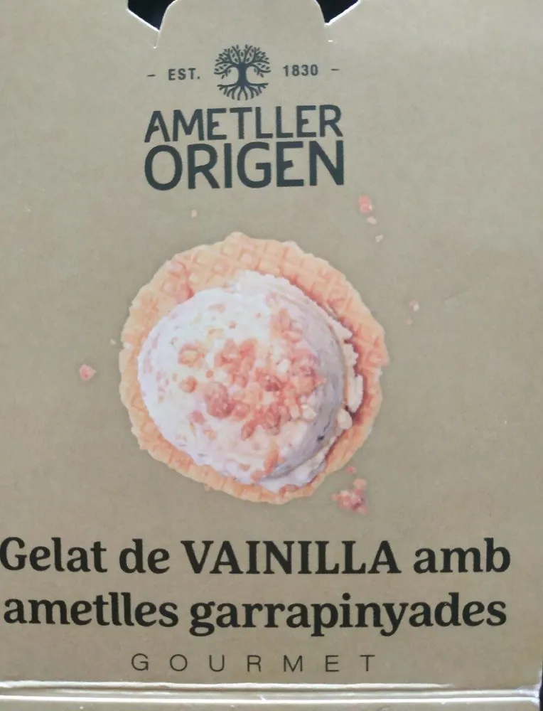 Gelat de vainilla amb ametlles garrapinyades
