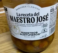 Aceitunas verdes partidas aliñadas con especias
