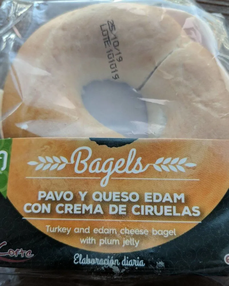 Bagels pavo y queso edam con crema de ciruelas