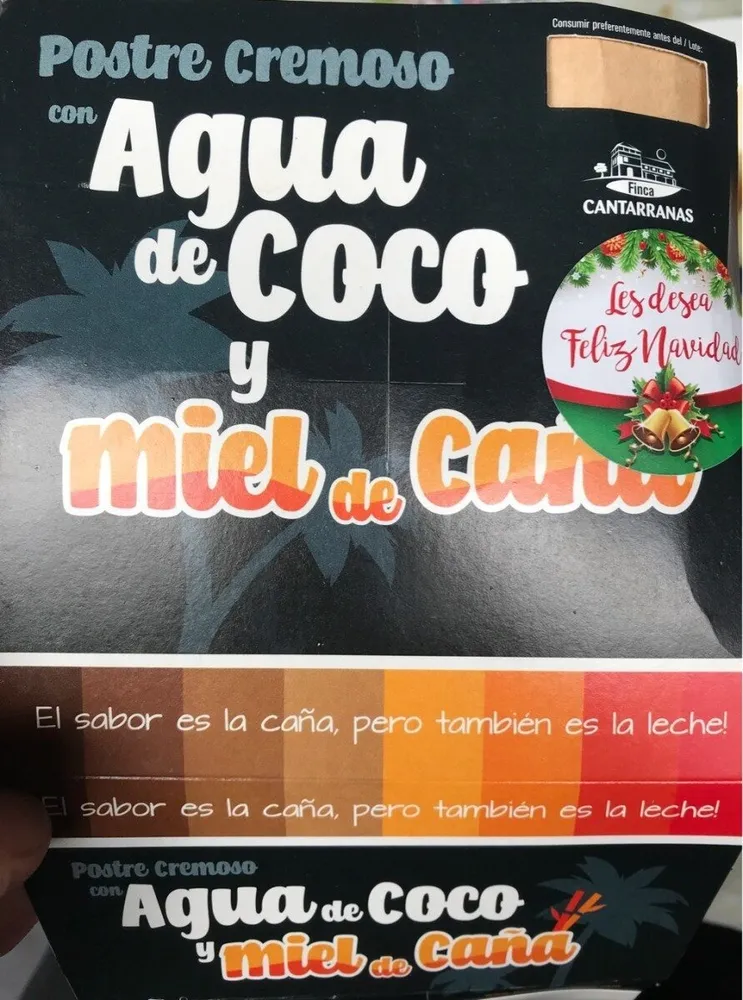 Postre cremoso con agua de coco y miel de caña