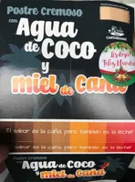 Postre cremoso con agua de coco y miel de caña