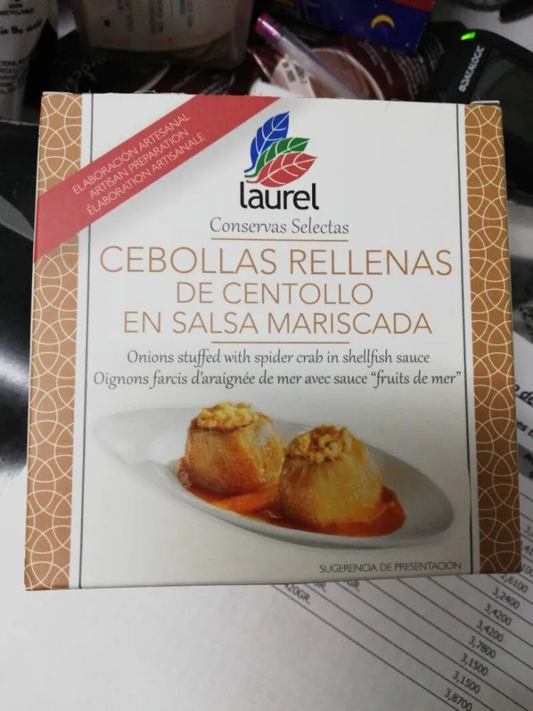 Cebollas rellenas de centollo en salsa mariscada