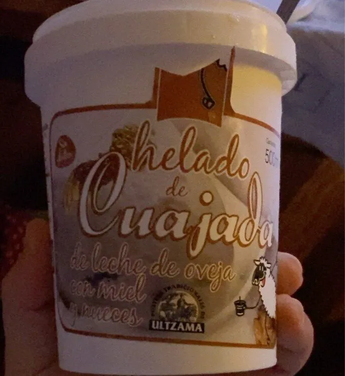 Helado de cuajada con miel y nueces