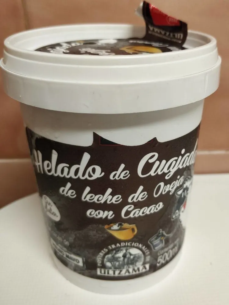 Helado de cuajada de leche de oveja con cacao