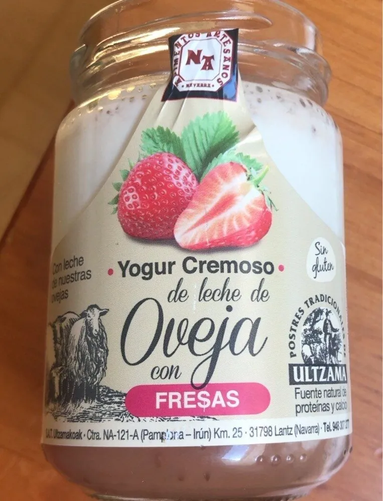 Yogur cremoso de leche de oveja con fresas