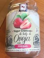 Yogur cremoso de leche de oveja con fresas