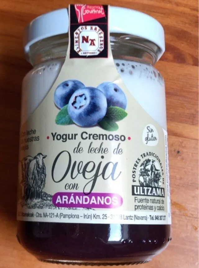 Yogur cremoso de leche de oveja con arandanos