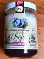 Yogur cremoso de leche de oveja con arandanos