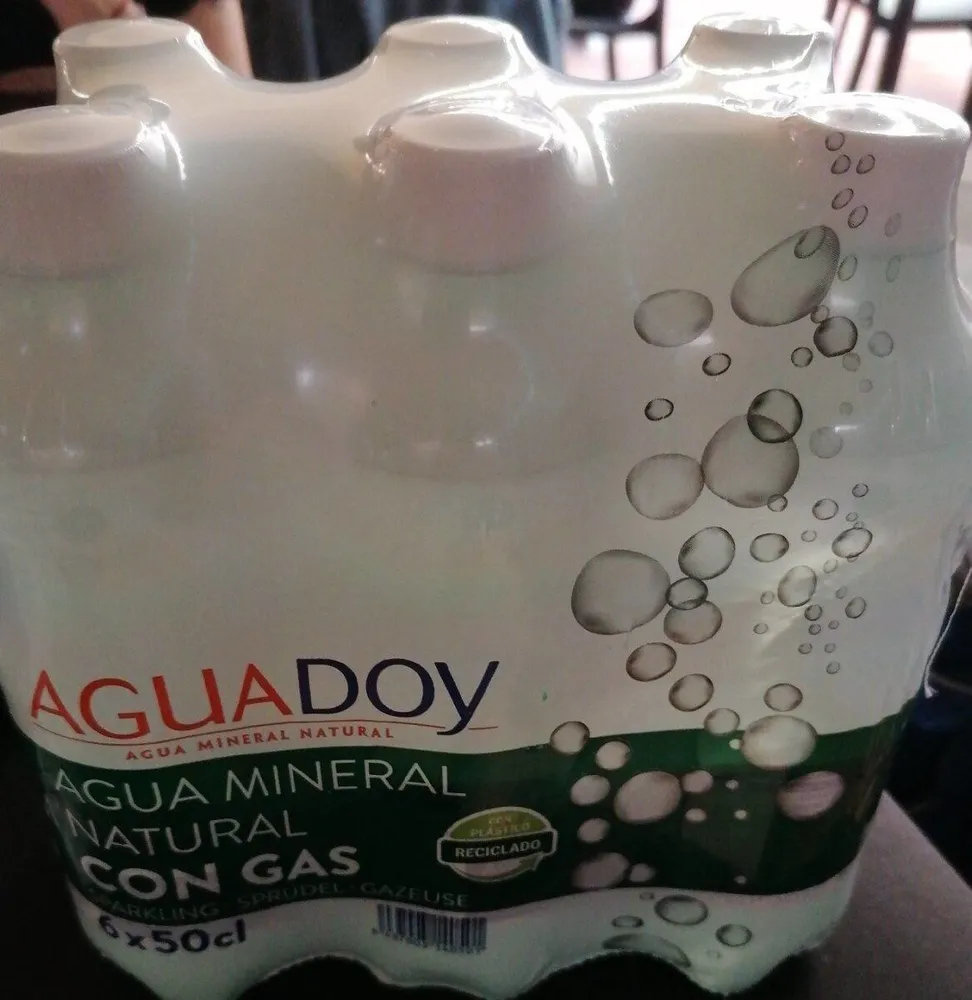 Agua mineral natural con gas