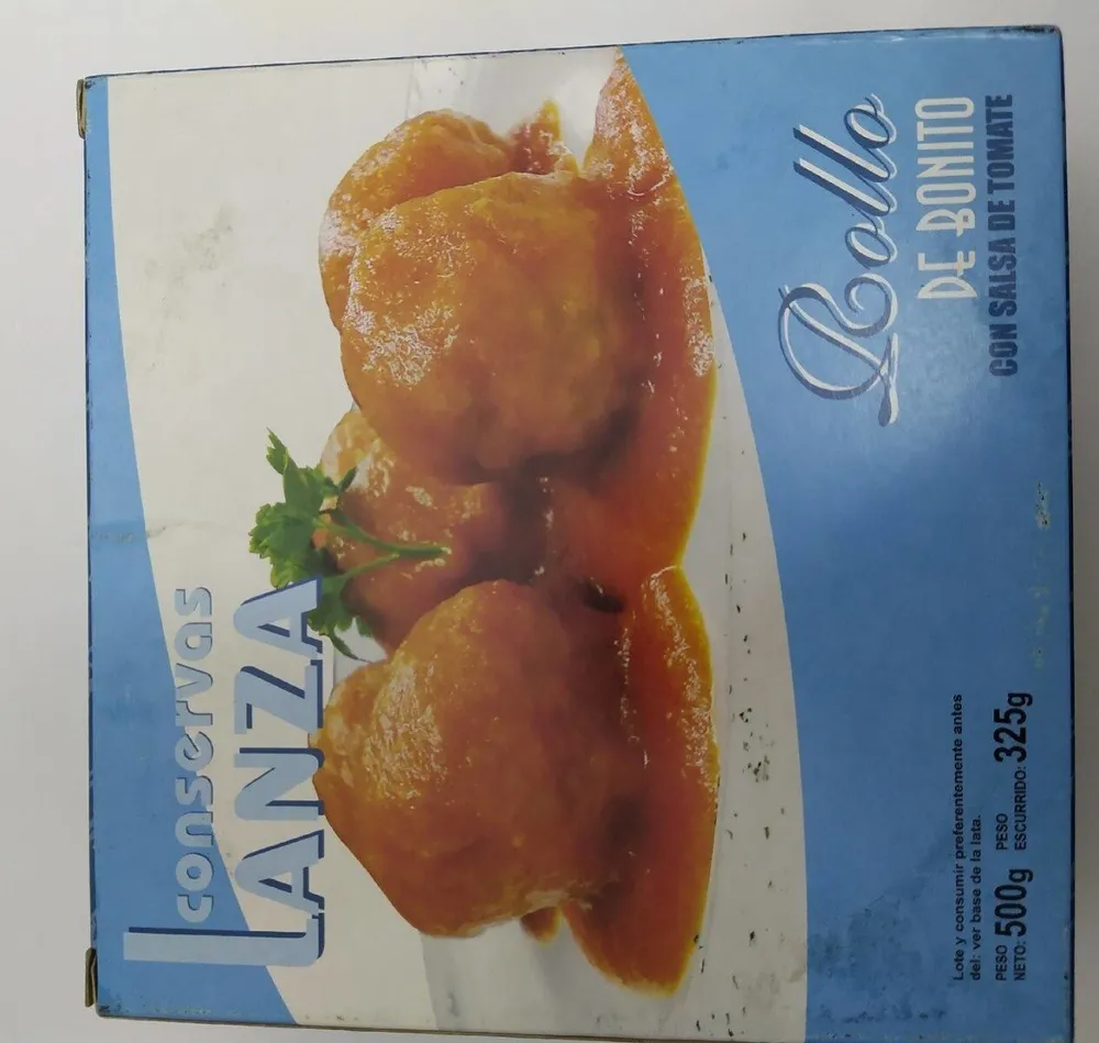 Rollo de bonito con salsa de tomate