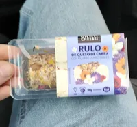 Rulo de queso de cabra con flores comestibles