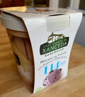 Helado de yogur con fresas y chocolate