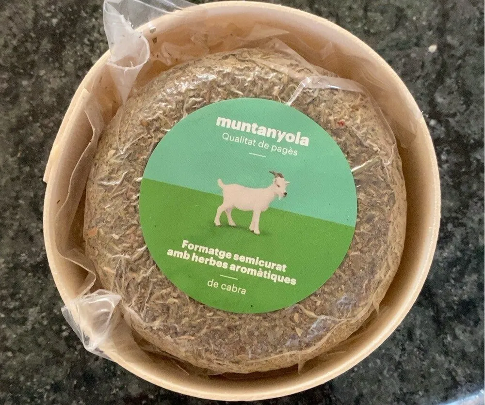 Formatge semicurat amb herbes aromàtiques